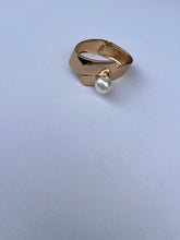 Load image into Gallery viewer, Pearl gold bracelet

